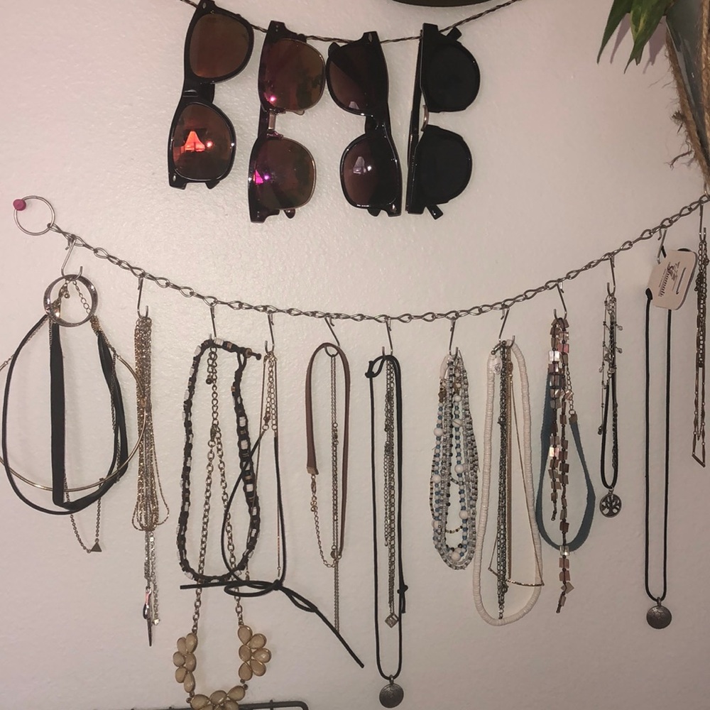 Chain link necklace holder